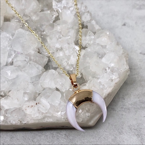 ❣️❣️Last One❣️❣️Petite Crescent Shell Necklace - Picture 3 of 4